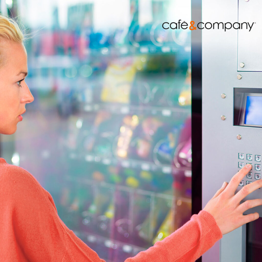 eligiendo snack en una máquina de vending